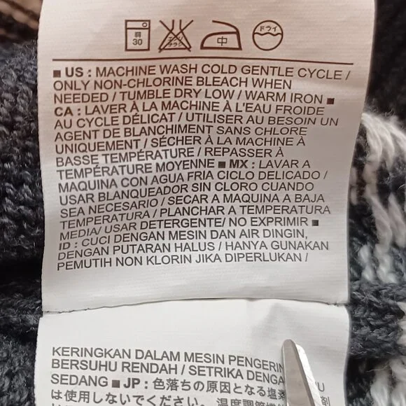 Women's Old Navy Dark Gray/Black Sweater with White/Light Gray Design Size Large - Picture 9 of 9